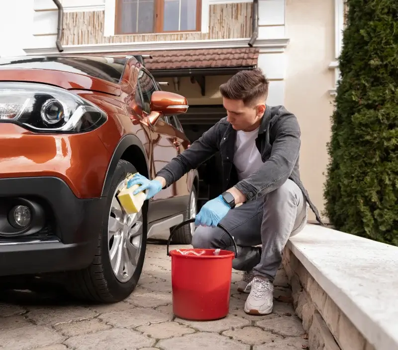 Lavage auto à domicile Crouy-sur-Ourcq : professionnel intervenant sur un véhicule